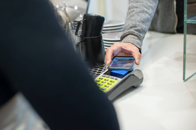 Ilustrasi jelaskan perbedaan dan persamaan antara teknologi pembayaran online dengan e-wallet - Sumber: pexels.com/@kampus/