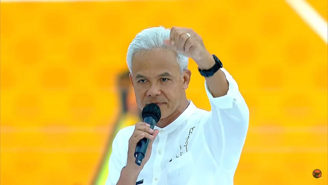 Capres 03 Ganjar Pranowo berorasi pada Hajatan Rakyat Ganjar-Mahfud di RTH Maron, Genteng, Banyuwangi, Kamis (8/2/2024). Foto: Youtube/PDIP