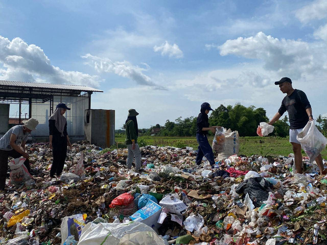 Sampling Sampah Anorganik Tertolak yang Akan Diuji Coba Untuk Dilelehkan (dokumen pribadi)