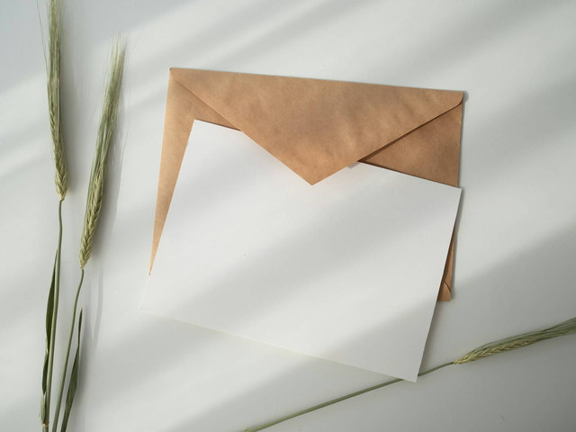 Ilustrasi Bahasa dalam Surat Pribadi Bersifat, Sumber Unsplash Kate Macate