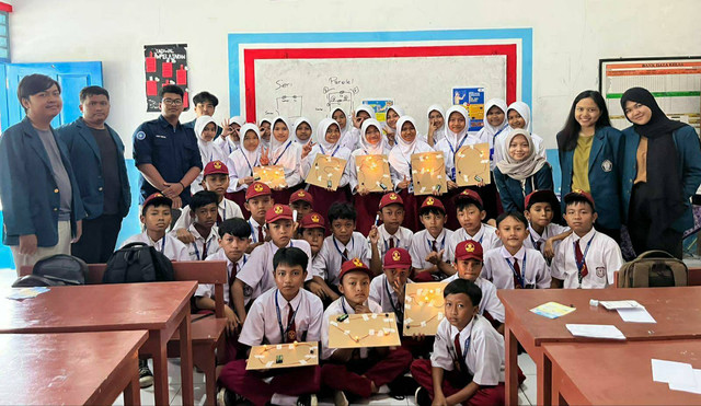 Mahasiswa KKN UNDIP Memperkenalkan Rangkaian Seri dan Paralel Kepada Siswa SD 03 Beluk