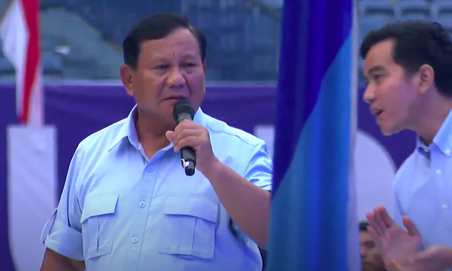 Momen Gibran mengingatkan Prabowo soal waktu untuk kampanye habis di Stadion GBLA. Foto: You Tube PAN TV