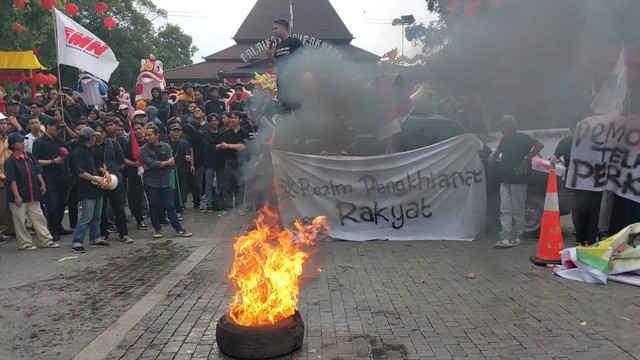 Mahasiswa demo di Balai Kota Solo, Kamis (8/2). Foto: Dok. kumparan