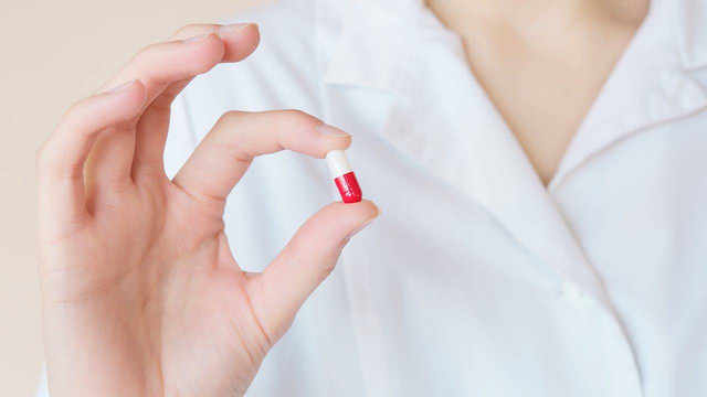 ilustrasi memberikan obat kapsul kepada kucing. Sumber foto: Pexels