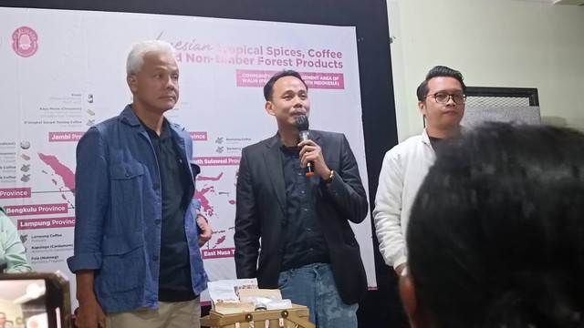 Capres 03 Ganjar Pranowo sambangi WALHI. Foto: Hedi/kumparan