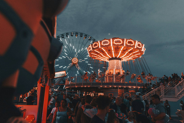 Ilustrasi Wisata Malam Malang. Unsplash/Ethan Hoover.