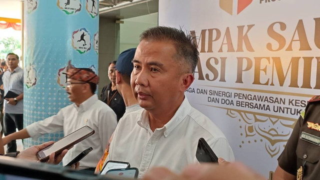 Pj Gubernur Jabar, Bey Machmudin, saat menyampaikan keterangan soal persiapan masa tenang Pemilu di Sport Jabar, Arcamanik, Kota Bandung, pada Jumat (9/2/2024). Foto: Rachmadi Rasyad/kumparan