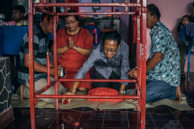 Sembahyang saat Cio Tao - Orang tua mempelai melakukan sembahyang dalam acara adat pernikahan tradisional Cina Benteng atau Cio Tao di Panongan, Tangerang, Banten. Foto: Rivan Awal Lingga/Antara Foto