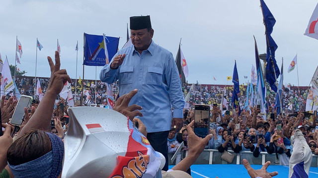Capres nomor urut 2 Prabowo Subianto hadiri acara kampanye di Stadion Delta, Sidoarjo, Jawa Timur, Jumat (9/2/2024). Foto: Luthfi Humam/kumparan