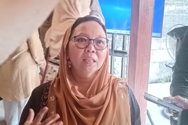 Koordinator Jaringan Gusdurian Indonesia, Alissa Wahid, menyampaikan pernyataan sikap Jaringan Gusdurian Indonesia tentang situasi politik Pemilu 2024. Foto: Arfiansyah Panji Purnandaru/kumparan