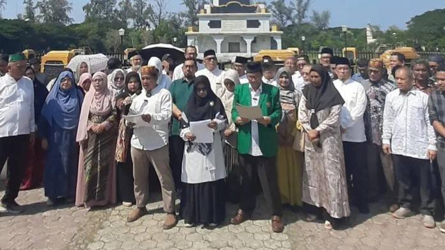 Dosen dan Guru Besar USK bacakan pernyataan sikap terkait Pemilu 2024. Foto: Habil Razali/acehkini