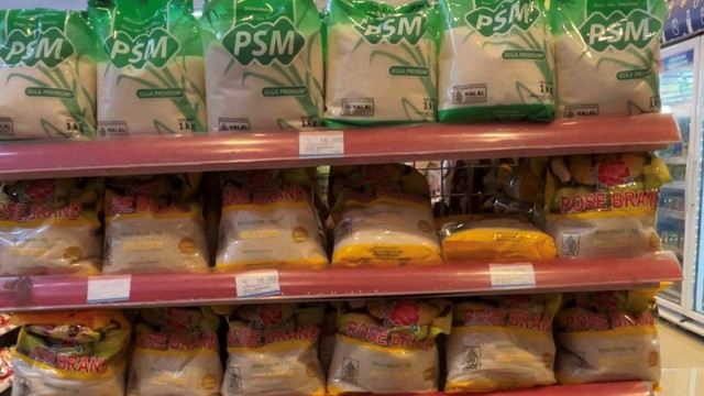 Rak gula pasir di Alfamidi Jalan Poltangan, Jakarta Selatan pada Jumat (9/2/2024). Foto: Widya Islamiati/kumparan