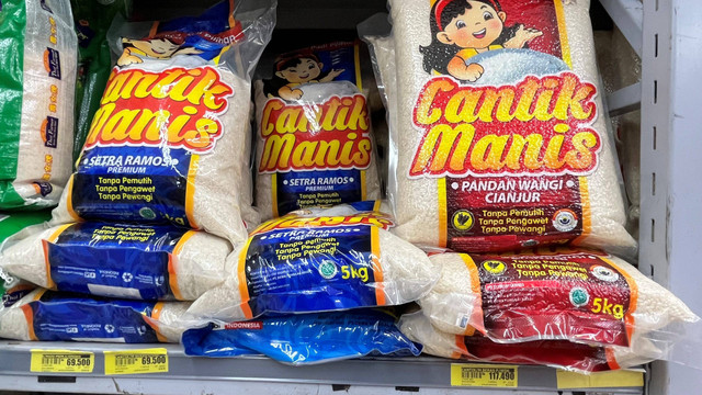 Beras premium di Super Indo Pasar Rebo, Jakarta Timur pada Jumat (9/2/2024). Foto: Widya Islamiati/kumparan