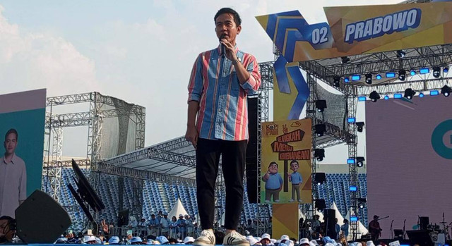 Cawapres nomor urut 02, Gibran Rakabuming Raka, menghadiri acara Konser Musik Kopi Pagi di Stadion Si Jalak Harupat, Kabupaten Bandung, Jawa Barat, Jumat (9/2/2024). Foto: Zamachsyari/kumparan