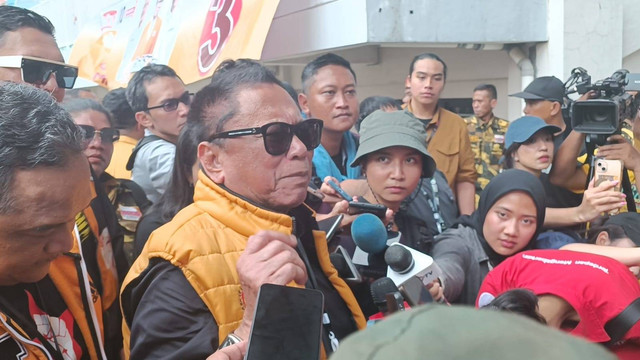 Ketua Umum Partai Hanura, Oesman Sapta Odang saat ditemui wartawan di Stadion Pakansari Cibinong, Kabupaten Bogor, Jawa Barat, Jumat (9/2/2024). Foto: Fadlan Nuril Fahmi/kumparan