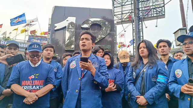Presiden Mahasiswa Universitas Trisakti Vladima Insani Mardika menyampaikan Maklumat Trisakti Melawan Tirani di Tugu 12 Mei, Jakbar, Jumat (9/2/2024). Foto: Thomas Bosco/kumparan