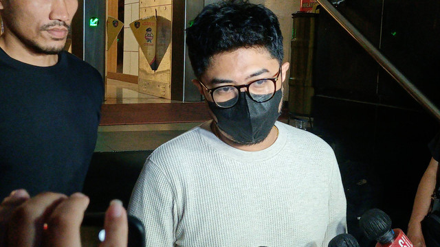 Mantan suami Tamara Tyasmara, Angger Dimas di Polda Metro Jaya, Jakarta, Jumat (9/2/2024). Foto: Aprilandika Pratama/kumparan