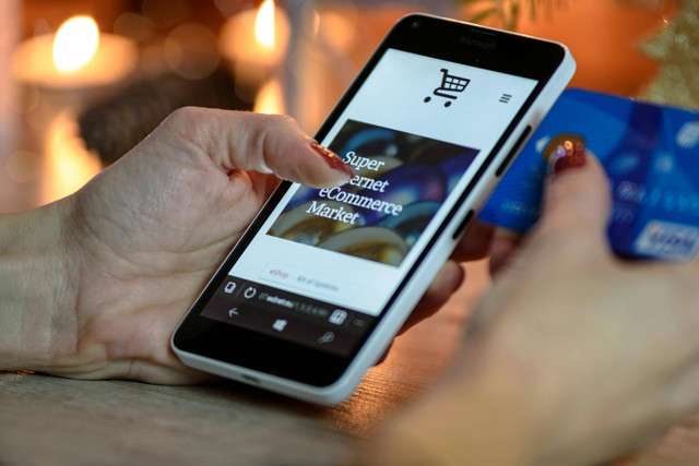 Ilustrasi berbelanja online menggunakan Kuota Shopping AXIS. Foto: unsplash 