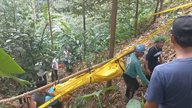 Jasad seorang wanita bernama Manir (55) ditemukan di jurang di Desa Tileng, Kecamatan Dagangan, Kabupaten Madiun, Senin (5/2/2024). Foto: Dok. Istimewa