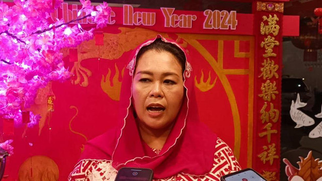Dewan Penasihat TPN Ganjar-Mahfud Yenny Wahid menghadiri makan malam Imlek mendampingi Capres 03 Ganjar Pranowo di Restoran Empurau, Jembatan Lima, Jakarta Barat, Jumat (9/2/2024). Foto: Annisa Thahira Madina/kumparan