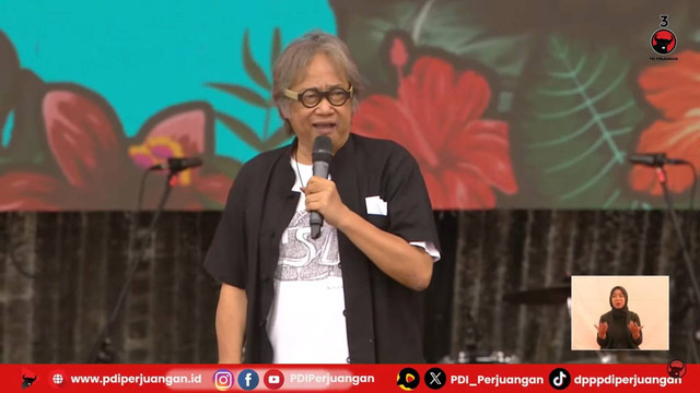 Butet Kartaredjasa pada Kirab Akbar Hajatan Rakyat Ganjar-Mahfud di Jalan Diponegoro, Kawasan Ngarsopuro, Solo, Jawa Tengah, Sabtu (10/2/2024). Foto: Youtube/PDIP