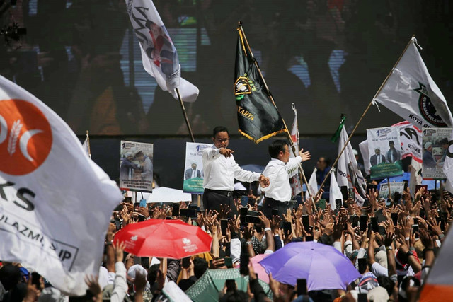 Paslon 01 Anies Baswedan dan Muhaimin Iskandar berorasi pada Kampanye Akbar Anies Baswedan-Muhaimin Iskandar (AMIN) di Jakarta International Stadium (JIS), Jakarta, Sabtu (10/2/2024). Foto: Aditia Noviansyah/kumparan
