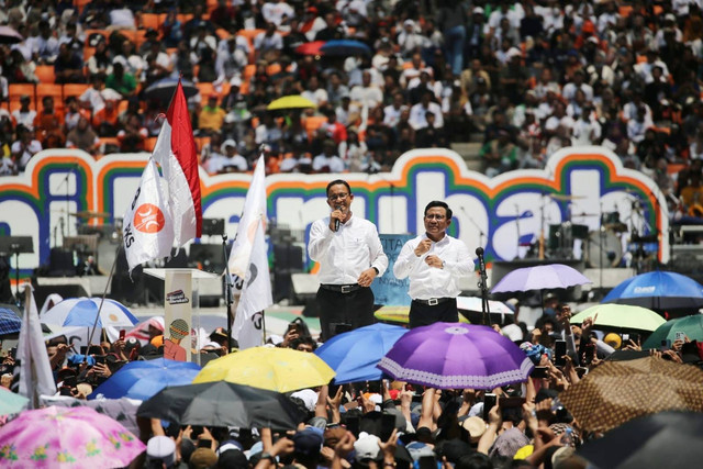 Paslon 01 Anies Baswedan dan Muhaimin Iskandar berorasi pada Kampanye Akbar Anies Baswedan-Muhaimin Iskandar (AMIN) di Jakarta International Stadium (JIS), Jakarta, Sabtu (10/2/2024). Foto: Aditia Noviansyah/kumparan