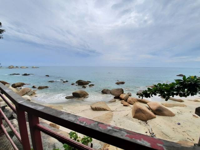 Jungutbatu Beach di Nusa Lembongan. Foto hanya ilustrasi bukan tempat sebenarnya. Sumber foto: Unsplash.com/Nursyazana Izzati Ramzi