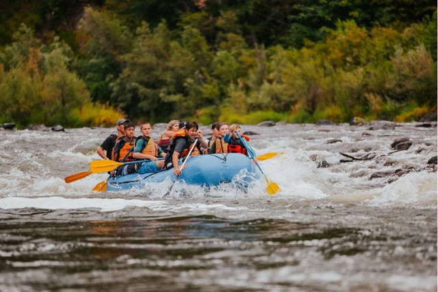 Rafting di Sungai Palayangan. Foto hanyalah ilustrasi bukan tempat sebenarnya. Sumber: Unsplash/Vince Fleming