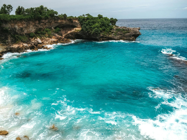 Secret Beach Nusa Ceningan. Foto Hanya Ilustrasi, Bukan Tempat Sebenarnya. Sumber Unsplash Lesya Soboleva