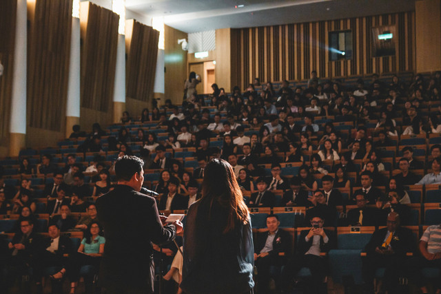  Ilustrasi Sedangkan Pidato yang Bertujuan Ingin Mengajak Membujuk Para Pendengarnya Disebut. Sumber: Foto Unsplash/Wan San Yip