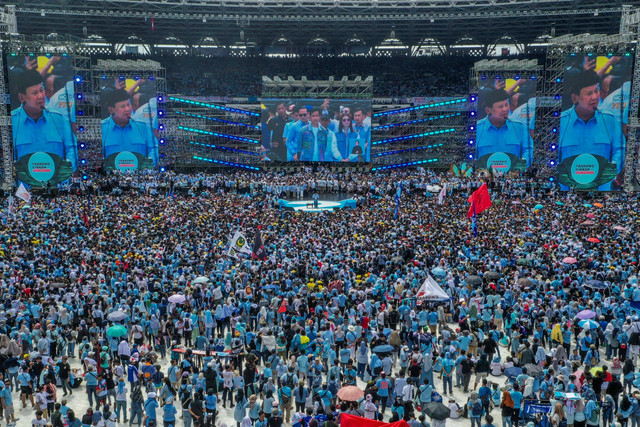Foto udara ribuan simpatisan Capres-Cawapres nomor urut 2 Prabowo-Gibran mengikuti kampanye akbar di Stadion Utama Gelora Bung Karno (SUGBK), Senayan, Jakarta, Sabtu (10/2/2024). Foto: Galih Pradipta/ANTARA FOTO