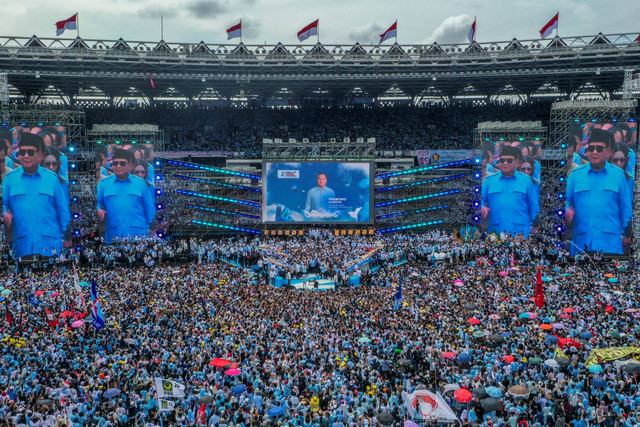 Foto udara ribuan simpatisan Capres-Cawapres nomor urut 2 Prabowo-Gibran mengikuti kampanye akbar di Stadion Utama Gelora Bung Karno (SUGBK), Senayan, Jakarta, Sabtu (10/2/2024). Foto: Galih Pradipta/ANTARA FOTO
