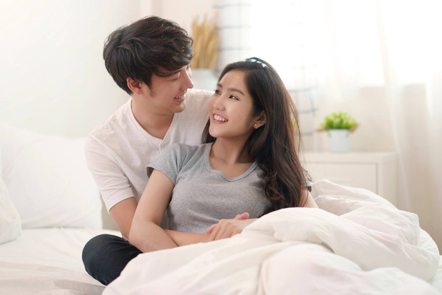 Ilustrasi suami istri berpelukan. Foto: Shutterstock