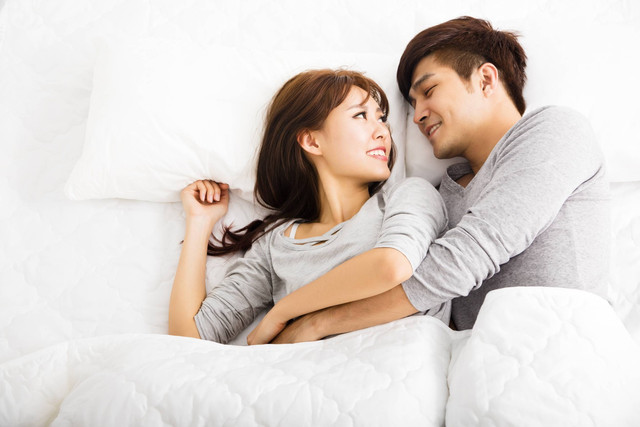 Ilustrasi suami istri berpelukan. Foto: Shutterstock