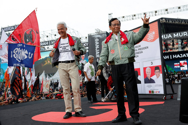 Capres-cawapres 02 Ganjar Pranowo dan Mahfud MD saat hadiri Kampanye Akbar di Lapangan Pancasila Simpang Lima, Semarang, Jawa Tengah, Sabtu (10/2/2024). Foto: Willy Kurniawan/REUTERS