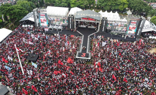 Foto udara simpatisan mengikuti kampanye akbar calon presiden dan calon wakil presiden nomor urut 3 Ganjar Pranowo dan Mahfud MD di Lapangan Pancasila Simpang Lima, Semarang, Jawa Tengah, Sabtu (10/2/2024). Foto: Makna Zaezar/ANTARA FOTO