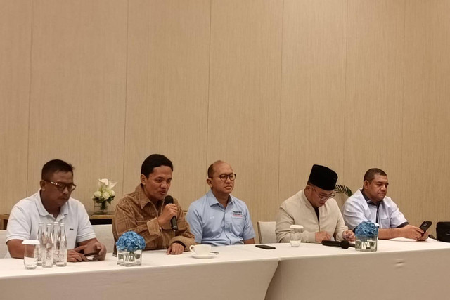 Konferensi pers TKN Prabowo-Gibran terkait dugaan korupsi pembelian pesawat Mirage di Hotel Fairmont, Jakarta Pusat, Sabtu (10/2/2024). Foto: Zamachsyari/kumparan