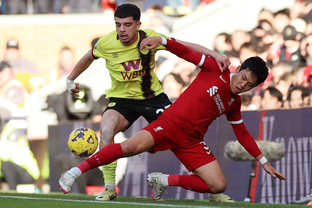 Pemain Liverpool Wataru Endo berebut bola dengan pemain Burnley Hannes Delcroix dan Zeki Amdouni pada pertandingan Liga Inggris di Anfield, Liverpool, Inggris, Sabtu (10/2/2024). Foto: Phil Noble/REUTERS