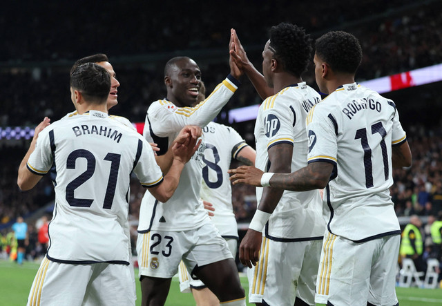 Rodrygo dari Real Madrid merayakan mencetak gol keempat mereka bersama rekan setimnya saat pertandingan di Santiago Bernabeu, Madrid, Spanyol. Foto: Isabel Infantes/Reuters