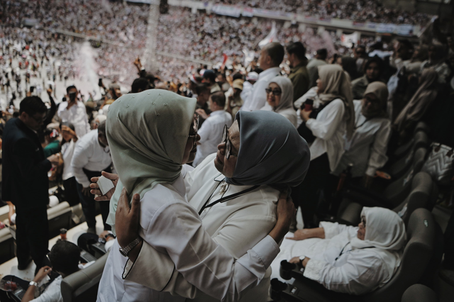 Istri capres nomor urut 1 Anies Baswedan, Fery Farhati dan cawapres Muhaimin Iskandar, Rustini Murtadho pada kampanye akbar terakhir AMIN, di Jakarta International Stadium (JIS), Jakarta Utara, Sabtu (10/2/2024). Foto: Dok. Istimewa