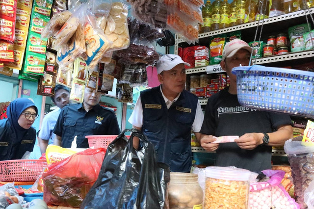 KPPU dan BPKN sidak di pasar cihapit bandung dan griya pahlawan bandung. Foto: KPPU