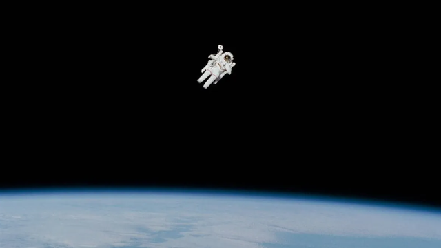 Detik-detik Bruce McCandless II melayang di ruang angkasa tanpa tali pengaman.   Foto: NASA