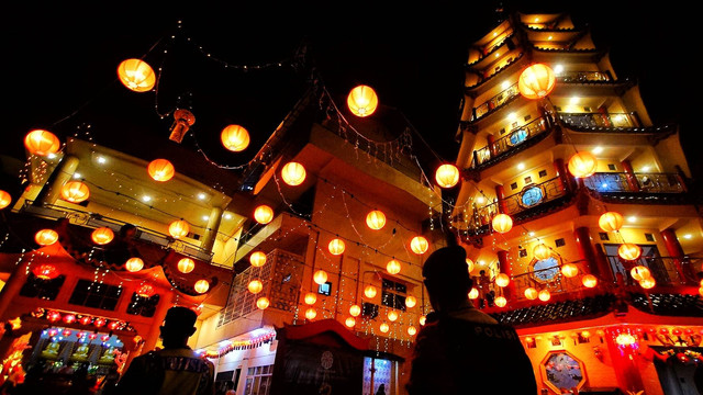 Suasana menjelang perayaan imlek di Wihara Dharmakirti Palembang yang dipenuhi hiasan Warna-warni lampion, Minggu (11/2) Foto: ary priyanto/urban id