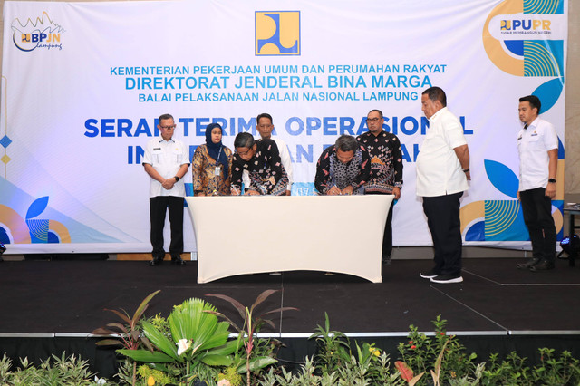 Penandatanganan berita acara serah terima operasional yang dilakukan Gubernur Lampung Arinal Djunaidi bersama Balai Pelaksanaan Jalan Nasional (BPJN) Lampung. | Foto : Dok. Pemprov Lampung