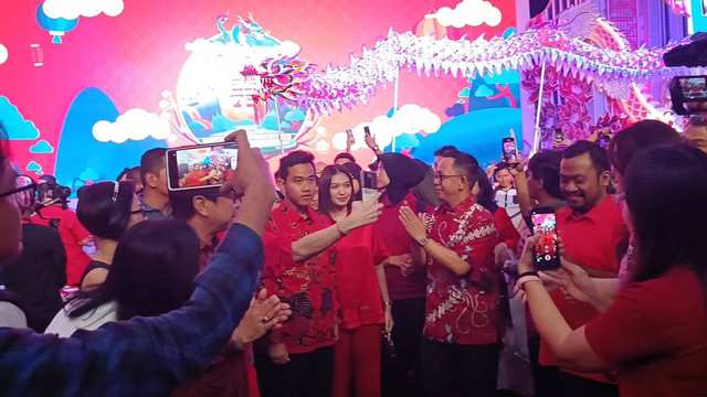 Cawapres nomor urut 02 Gibran Rakabuming Raka menghadiri perayaan Imlek di Sun City Glodok, Jakarta Barat, Minggu (11/2/2024). Foto: Fadhil Pramudya/kumparan