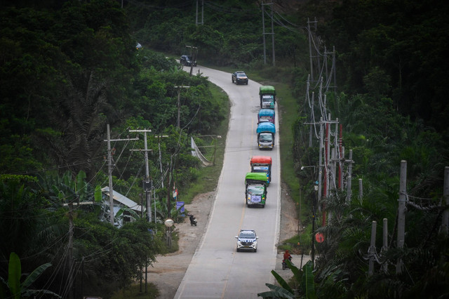 Sejumlah truk yang membawa logistik Pemilu 2024 melintasi kawasan Ibu Kota Nusantara (IKN) di Sepaku, Kabupaten Penajam Paser Utara, Kalimantan Timur, Minggu (11/2/2024). Foto: Rivan Awal Lingga/ANTARA FOTO