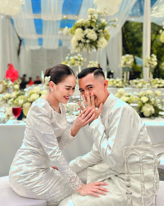 Ayu Ting Ting dan tunangannya. Foto: Instagram/derazala