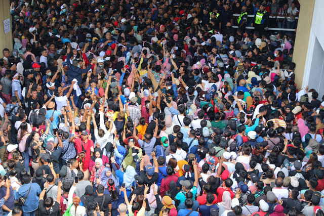 Pebulu tangkis RI di Malaysia batal mencoblos Pemilu 2024 karena warga membludak di Tempat Pemungutan Suara Luar Negeri (TPSLN) di World Trade Center, Jalan Tun Ismail, Chow Kit, Kuala Lumpur, pada 11 Februari. Foto: PBSI