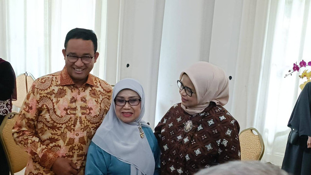 Capres nomor urut 01, Anies Baswedan dan istrinya, Fery Farhati menghadiri acara perayaan ulang tahun istri Jusuf Kalla (JK), Mufidah Jusuf Kalla di kediaman pribadinya, Jl. Brawijaya, Jakarta Selatan, Senin (12/2). Foto: Zamachsyari/kumparan